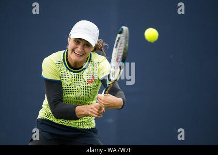 Monica Niculescu aus Rumänien in Aktion Spielen mit zwei rückhand gegen Timea Babos in Ungarn übergeben. Aegon International 2015 - Eastbourne - England, Sat Stockfoto