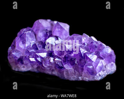 Schöne Stück amethyst Stein gegen einen schwarzen Boden zurück Stockfoto