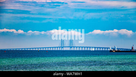 Oresund Brücke verbindet Dänemark und Schweden. Die Brücke ist eine kombinierte Eisenbahn- und Autobahnbrücke. Die Nordsee hat eine schöne türkisblaue Farbe. Stockfoto