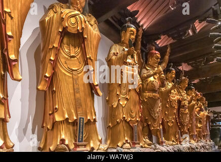 Reihe von neun von achtzehn Arhats in der Grand Hall, Jade Buddha Tempel, Shanghai, China Stockfoto