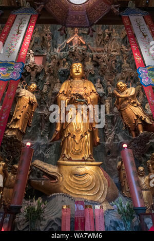 Guanyin Statue, die mit buddhistischen Bodhisattva des Mitgefühls zugeordnet ist, wird die Grand Hall, Jade Buddha Tempel, Shanghai, China Stockfoto