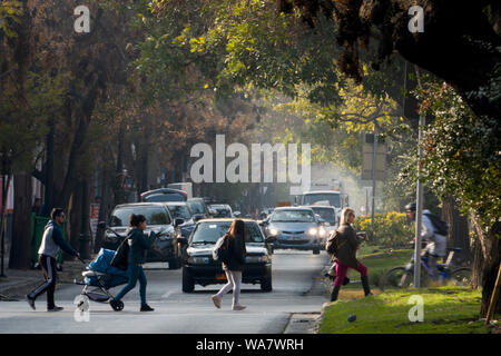 Fußgänger, die die Straße in Barrio Yungay, Santiago, Chile überqueren Stockfoto