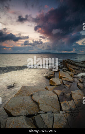 Dramatische August Abend am Oslofjord, in Nes auf der Insel Jeløy, Moos Kommune, Østfold, Norwegen. Stockfoto