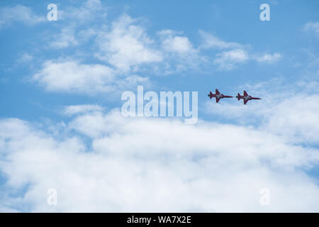 2 Flugzeuge in der Bildung der Patrouille Suisse während der Airshow über Birmenstorf im Konvoi zu erinnern, 2019 Stockfoto