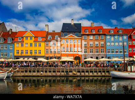 Anzeigen von Nyhavn Pier mit Farbe Gebäude, Schiffe, Yachten und andere Boote in der Altstadt von Kopenhagen, Dänemark. Blue Sky ist im Hintergrund. Stockfoto
