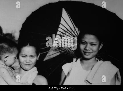 AJAXNETPHOTO. 1953-1957 (ca.). INDO CHINA. VIETNAM. (IN-COUNTRY ORT UNBEKANNT.) - ZWEI FRAUEN MIT EINEM KIND UND TRADITIONELLEN Sonnenschirm. Foto: JEAN CORRE/AJAXREF: RX7 191508 224 Stockfoto