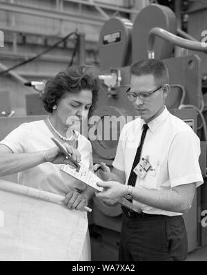 Margaret W. "Hap" Brennecke, erste weibliche Schweißingenieur in der Materialien und Prozesse im Labor des NASA Marshall Space Flight Center zu arbeiten Stockfoto