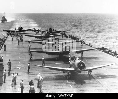 SBD Dauntless scout-Bomber und fünf TBD-1 Zermalmer torpedo Ebenen vorbereiten - weg von der USS Enterprise (CV-6) Flugzeugträger während Operationen in den Südpazifik, 1942 nehmen Stockfoto