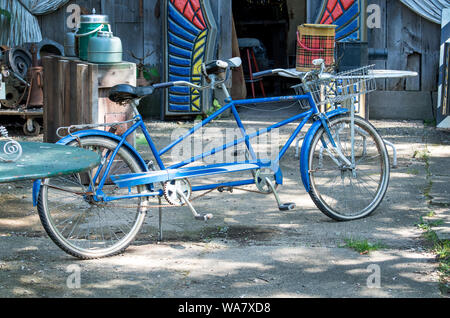 Romantische Fahrrad für zwei an einer Scheune Verkauf in Michigan USA gebaut Stockfoto