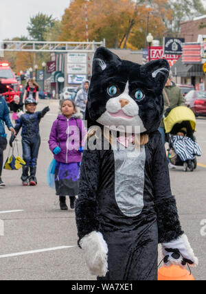 Oktober 27, 2018 Coloma MI USA; ein Kind als eine große schwarze Katze marschiert in einem Kostüm Parade in diesem Halloween Veranstaltung gekleidet Stockfoto