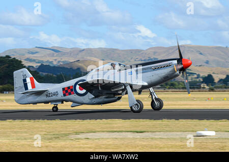 North American P-51 Mustang Zweiten Weltkrieg Jagdflugzeug am Flügel über Wairarapa Airshow, Haube Flugplatz, Masterton, Neuseeland Stockfoto