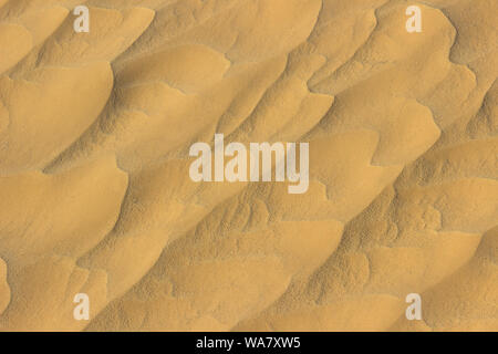 Erstaunlich feine Partikel der Wüste Sahara golden Sand eine nahtlose Muster der Miniatur Dünen, die durch Wind Stockfoto
