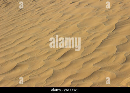 Erstaunlich feine Partikel der Wüste Sahara golden Sand eine nahtlose Muster der Miniatur Dünen, die durch Wind Stockfoto