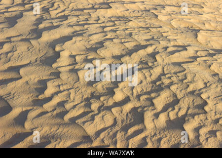 Erstaunlich feine Partikel der Wüste Sahara golden Sand eine nahtlose Muster der Miniatur Dünen, die durch Wind Stockfoto