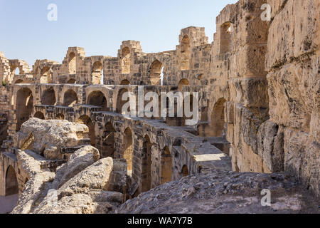 Beeindruckende antike römische Amphitheater El Jem in Tunesien, Afrika, World Heritage Site, gegen ein strahlend blauer Himmel Stockfoto