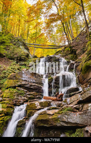 Wasserfall Shypit im Herbst Wald in Karpaten, Ukraine Stockfoto