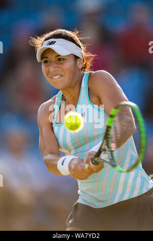 Heather Watson von Großbritannien spielen mit zwei rückhand gegen Varvara Lepchenko aus den USA übergeben. Aegon International 2015, Eastbourne, England, Dienstag, Stockfoto