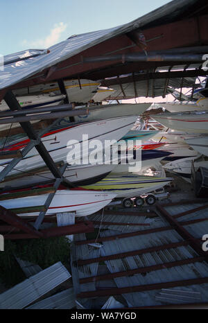 Hurrikan Schäden von mehrstufigen Boot Storage in Sunny Isles Beach (Miami, Florida, USA), eingestürzt zerstören viele Boote und mehrere Fahrzeuge nach innen während Hurrikan Wilma im Oktober 2005 geparkt Stockfoto