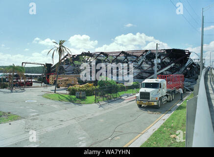 Hurrikan Schäden von mehrstufigen Boot Storage in Sunny Isles Beach (Miami, Florida, USA), eingestürzt zerstören viele Boote und mehrere Fahrzeuge nach innen während Hurrikan Wilma im Oktober 2005 geparkt Stockfoto