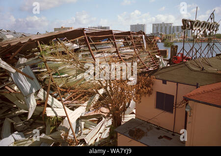 Hurrikan Schäden von mehrstufigen Boot Storage in Sunny Isles Beach (Miami, Florida, USA), eingestürzt zerstören viele Boote und mehrere Fahrzeuge nach innen während Hurrikan Wilma im Oktober 2005 geparkt Stockfoto