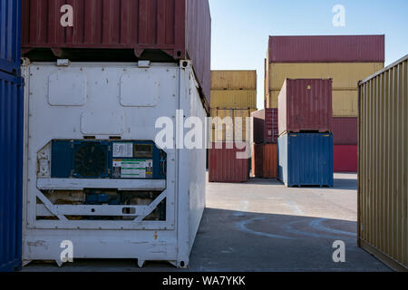 Cargo Container für Export und Import in maritime Terminal. Stockfoto