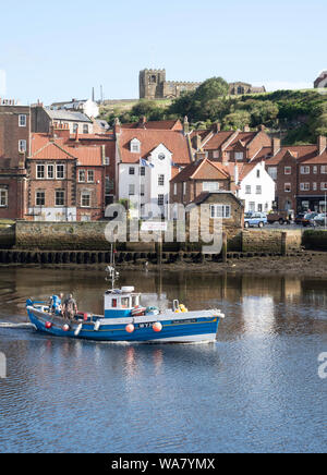 Angeln Boot oder Coble WY 14 Jane Elizabeth in Whitby Harbour, in Yorkshire, England, Großbritannien Stockfoto