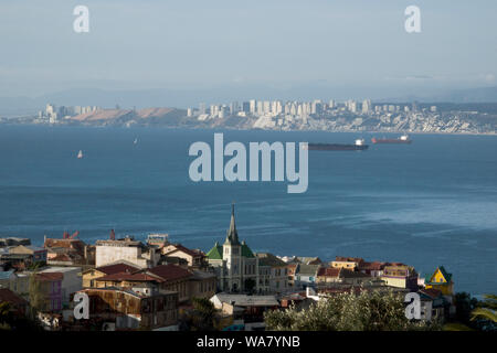 Schiffe verankert warten, um den Hafen von Valparaiso, Chile, Südamerika eingeben Stockfoto