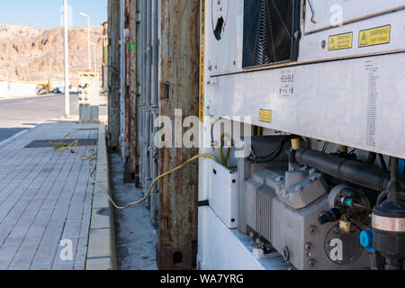 Cargo Container für Export und Import in maritime Terminal. Stockfoto