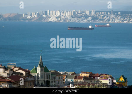 Schiffe verankert warten, um den Hafen von Valparaiso, Chile, Südamerika eingeben Stockfoto