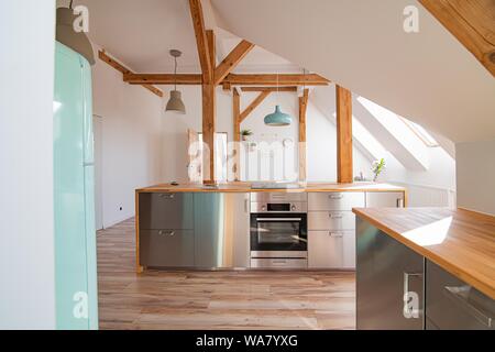 Moderne Dachgeschoss Weiße helle Küche in der Loft Apartment Stockfoto