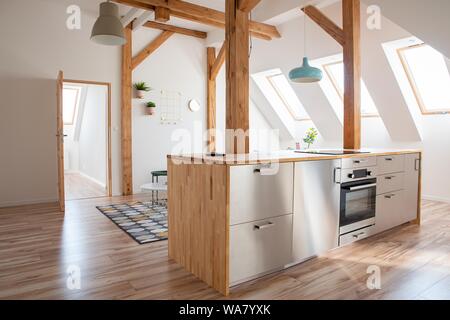 Moderne Dachgeschoss Weiße helle Küche in der Loft Apartment Stockfoto