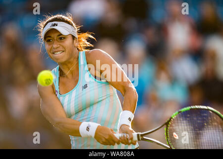 Heather Watson von Großbritannien spielen mit zwei rückhand gegen Varvara Lepchenko aus USA bei Aegon International 2015 - Eastbourne - England, Monda übergeben Stockfoto