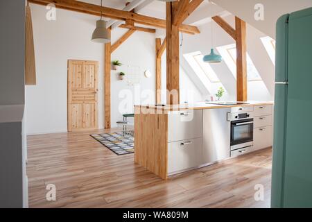 Moderne Dachgeschoss Weiße helle Küche in der Loft Apartment Stockfoto