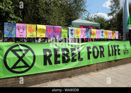 REBEL FÜR DAS LEBEN Aussterben Rebellion Symbol logo auf grüner Protest Banner anmelden Waterloo Gärten Geländer Juli 2019 in London England UK KATHY DEWITT Stockfoto