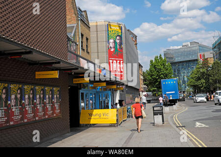 Außenansicht des Young Vic Theatre in Lambeth Juli 2019 mit Plakat Plakat für das Spiel in London SE1 England UK KATHY DEWITT Stockfoto