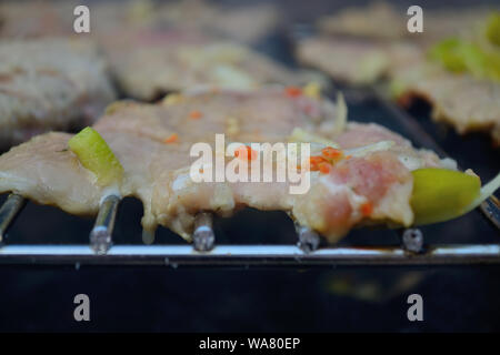 Gegrilltes rohes Fleisch, Nahaufnahme des Fleisches auf dem Grill. Stockfoto