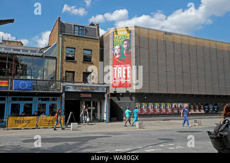 Außenansicht des Young Vic Theatre in Lambeth Juli 2019 mit Plakat Plakat für das Spiel in London SE1 England UK KATHY DEWITT Stockfoto