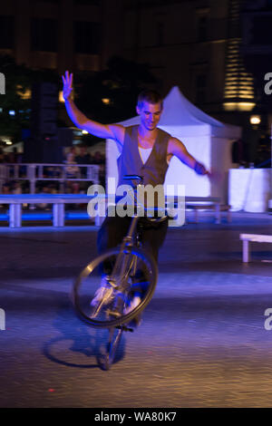 7. Juli 2019. Junger Mann, Akrobatik zu tun auf einem Fahrrad an der Parade der Animateure während 32 ULICA Straßentheater-Festival in Cracowyoung Stockfoto