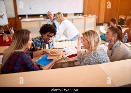 Gruppe der lächelnde Schüler auf Ausbildung Klasse mit Dozent Stockfoto