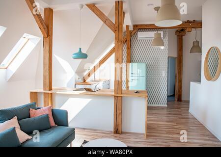 Helles Dachgeschoss Küche in der Wohnung. Stockfoto