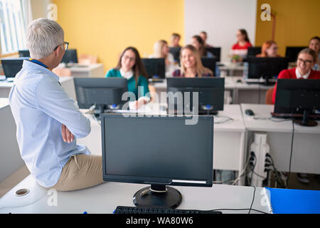 Professor während Vortrag auf dem Campus der Universität mit Studenten Stockfoto