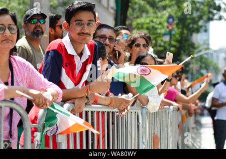 Tausende von Menschen in die 39 Indien Day Parade teil Indiens Unabhängigkeit Tag entlang der Madison Avenue an der 18. August 2019 in New Yor zu feiern. Stockfoto