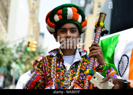 Tausende von Menschen in die 39 Indien Day Parade teil Indiens Unabhängigkeit Tag entlang der Madison Avenue an der 18. August 2019 in New Yor zu feiern. Stockfoto
