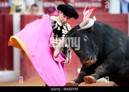 Sonntag, August 18. Stierkampf. Stiere von Juan Pedro Domecq für Enrique Ponce, José Mari Manzanares, Miguel Angel Perera. In der Stierkampfarena von Bibio, Torero Enrique Ponce Gijón. Credit: Alamy/Aurelio Flórez Stockfoto