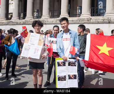 Pro-China Demonstranten und Peking Unterstützer richten Sie einen Protest auf dem Trafalgar Square in London, zur Unterstützung der Polizei und Gewalt verurteilt die anhaltenden Proteste in Hongkong. Stockfoto