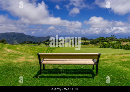 Parkbank im freien Landschaft. Holzbank in der Landschaft. Mountain Park Bench Panorama. Parkbank entspannen, Madeira Stockfoto