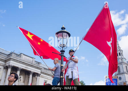 Pro-China Demonstranten und Peking Unterstützer richten Sie einen Protest auf dem Trafalgar Square in London, zur Unterstützung der Polizei und Gewalt verurteilt die anhaltenden Proteste in Hongkong. Stockfoto