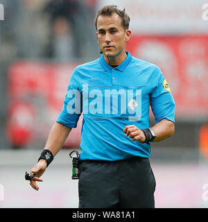 ENSCHEDE, 18-08-2019, Stadion de Grolsch Veste, Saison 2019 / 2020, der niederländischen Eredivisie, Schiedsrichter Martin Perez während des Spiels FC Twente - RKC Waalwijk. Stockfoto