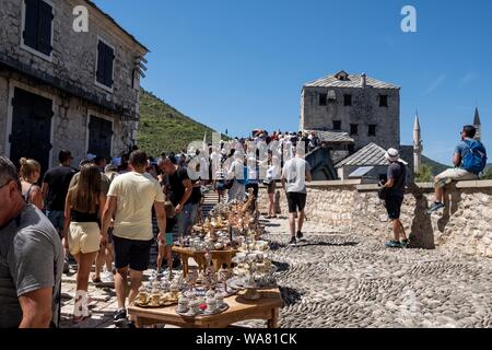 August 18, 2019, Bihac, Bosanska Krajina, Bosnien: Mostar ist auf der Neretva und ist die fünftgrößte Stadt der Bosnien und Herzegowina ist das administrative Zentrum der Herzegovina-Neretva Kanton.. Die Bevölkerung besteht aus Kroaten (48,4%); Bosniaken (44,1 %) und Serben (4,1%) und verfügt über die größte Bevölkerung der Kroaten in Bosnien und Herzegowina.. Nach über 20 Jahre nach dem Ende des Balkankrieges, Mostar, heute ist ein wichtiges Reiseziel in Bosnien und Herzegovin aus der ganzen Welt. (Bild: © Matteo Trevisan/ZUMA Draht) Stockfoto