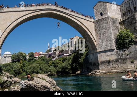 August 18, 2019, Bihac, Bosanska Krajina, Bosnien: Mostar ist auf der Neretva und ist die fünftgrößte Stadt der Bosnien und Herzegowina ist das administrative Zentrum der Herzegovina-Neretva Kanton.. Die Bevölkerung besteht aus Kroaten (48,4%); Bosniaken (44,1 %) und Serben (4,1%) und verfügt über die größte Bevölkerung der Kroaten in Bosnien und Herzegowina.. Nach über 20 Jahre nach dem Ende des Balkankrieges, Mostar, heute ist ein wichtiges Reiseziel in Bosnien und Herzegovin aus der ganzen Welt. (Bild: © Matteo Trevisan/ZUMA Draht) Stockfoto